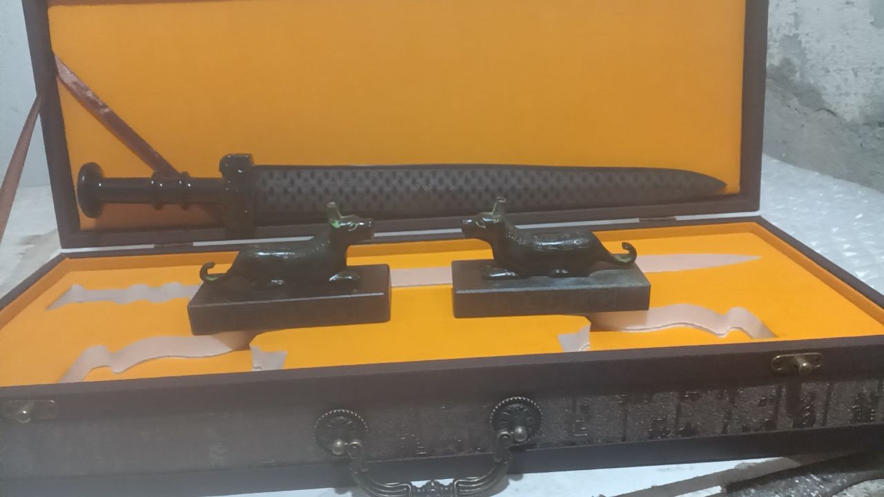 和田青玉宝剑摆件
